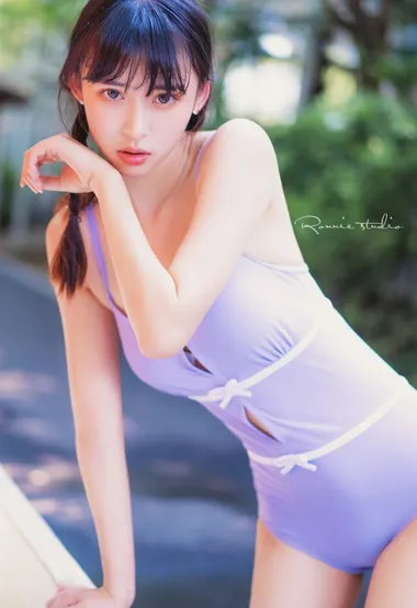 穿紧身衣，白色长筒袜的性感女孩，你为什么比花还娇艳
