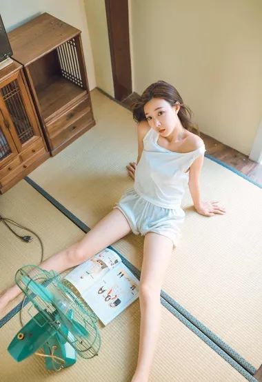 短发美腿性感少女背心短裤私房写真，尽显修长白皙美腿