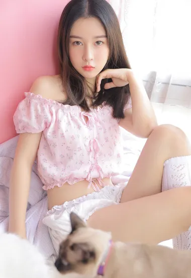 抱着猫咪的高挑小蛮腰美女嫩模性感白袜大长腿私房写真