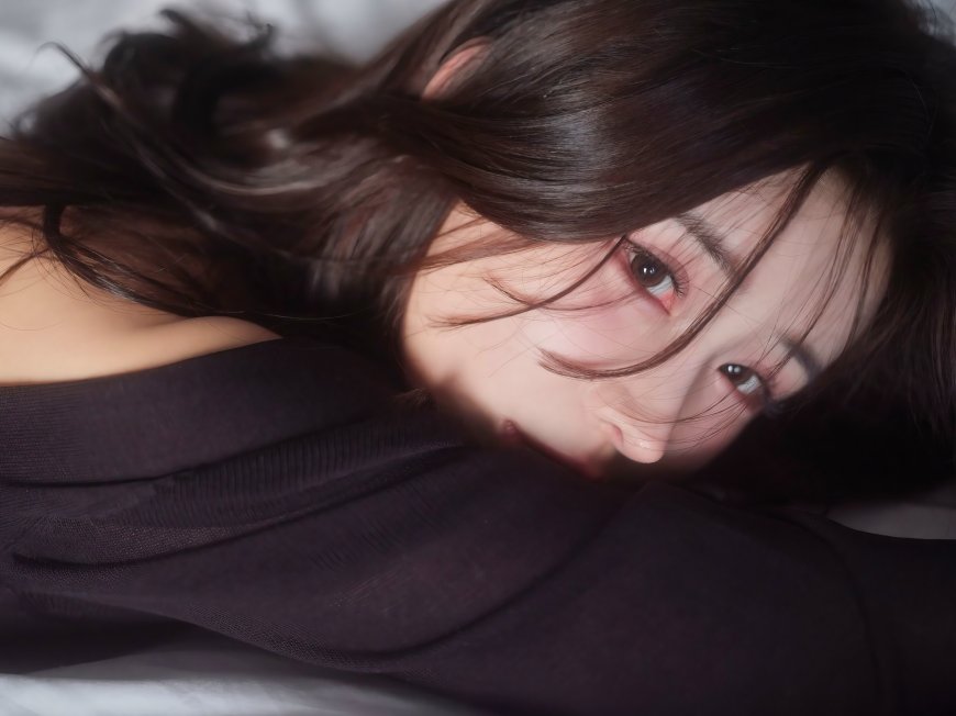 氛围感黑发少女 私房 电脑 – 高清 桌面壁纸 开放版权素材 免费下载 手机电脑通用背景图