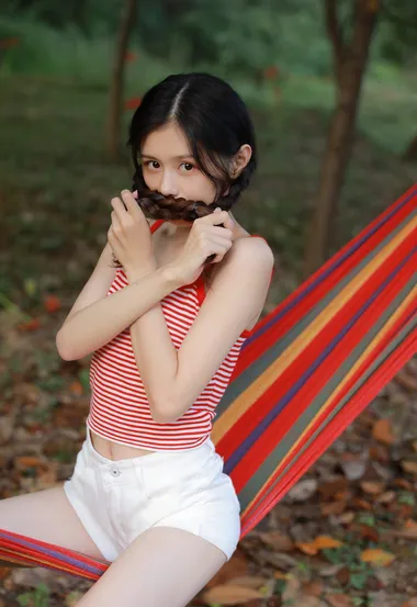 好漂亮的双麻花辫少女，是你一看就喜欢的灵动可人女孩吗