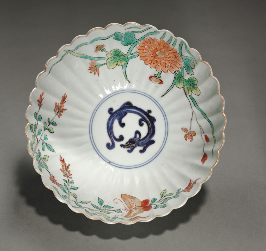 Fluted Bowl with Dragon, Butterfly, and Flowers – 高清 桌面壁纸