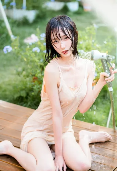 穿吊带裙的美肩，锁骨，美背湿身美女木棉棉高清写真照