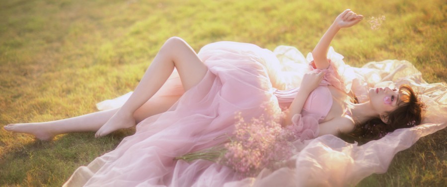 草地 婚纱 纱裙 鲜花 唯美美女 摄影3440×1440带鱼屏壁纸高端桌面精选 – 高清 桌面壁纸 开放版权素材 免