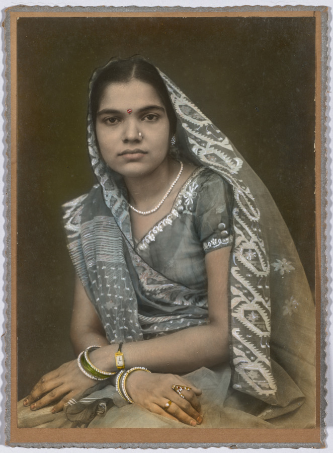 Untitled (Portrait of a Woman in Gray Sari and Veil) – 高清-iPhone17-1