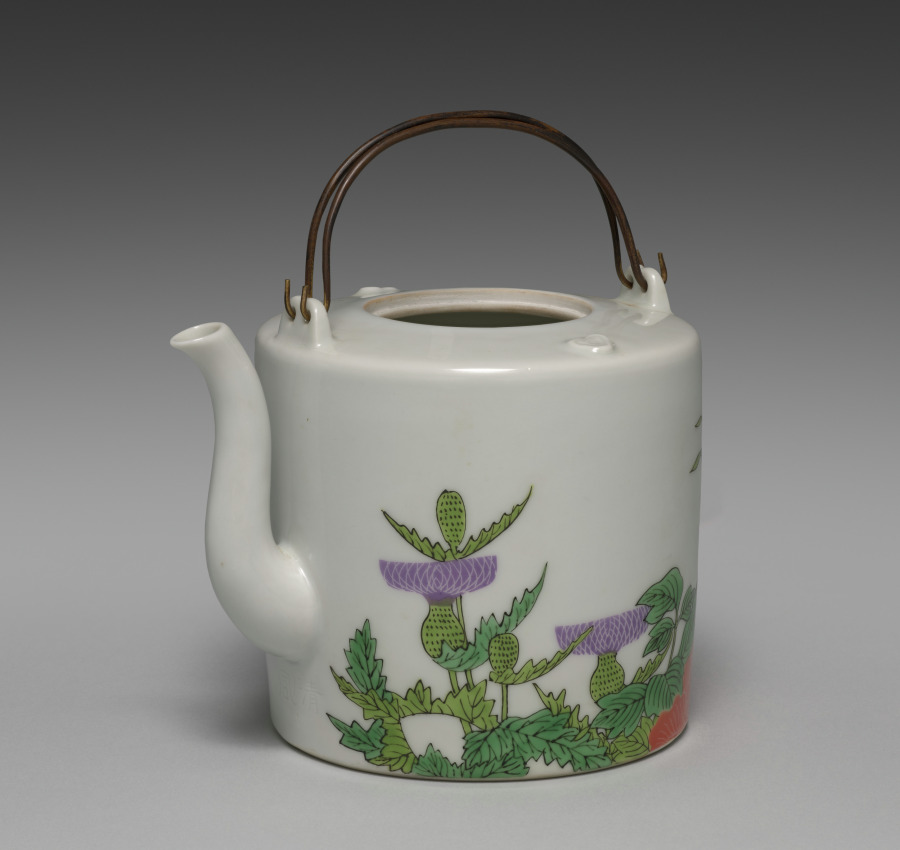Sake Pourer with Flowers – 高清 桌面壁纸 无版权可商用素材 免费下载 手机电脑通用背景图