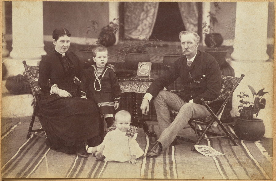 Col. Carpendale and family, Neemuch (recto, bottom) – 高清 桌