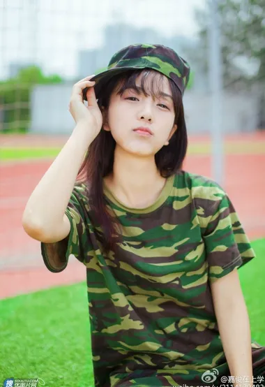参加军训的漂亮学生妹子一身迷彩服穿搭可爱写真照