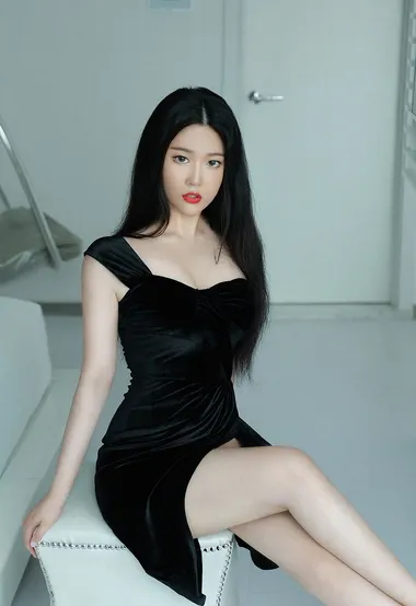 呼之欲出的性感，堪称极品女生的黑色连衣裙美女写真图片