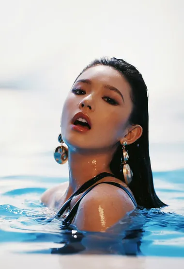 林允儿泳池湿发造型妩媚写真，纯欲天花板再升级