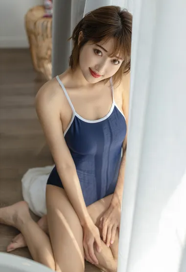 眼睛大大的可爱短发美女小姐姐紧身泳装床上写真美照