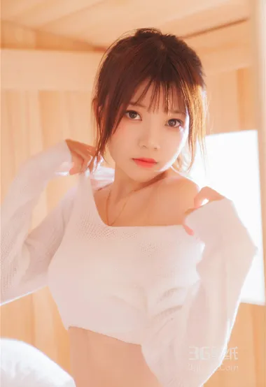 长相可爱，身材好看的漂亮女生双层床白衣短裤私房图片