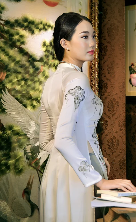 屏风前站着穿蕾丝旗袍的美女手机壁纸 – 高清 桌面壁纸 开放版权素材 免费下载 手机电脑通用背景图