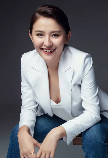 热依扎白色小西装 牛仔裤性感杂志写真，依稀可见白皙美胸 – 手机电脑通用背景