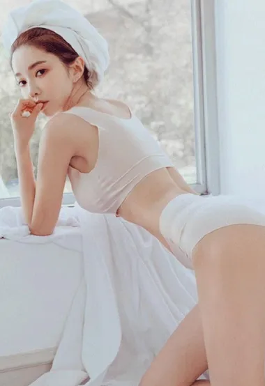 头上裹着白色浴巾的气质内衣美女居家生活照片