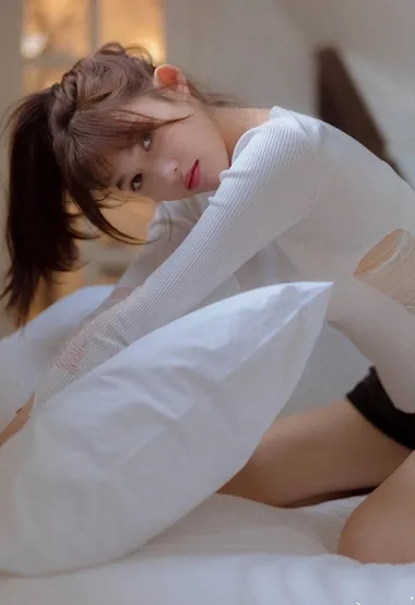 很有特点的白色针织纱短裤美女私房床上写真图片