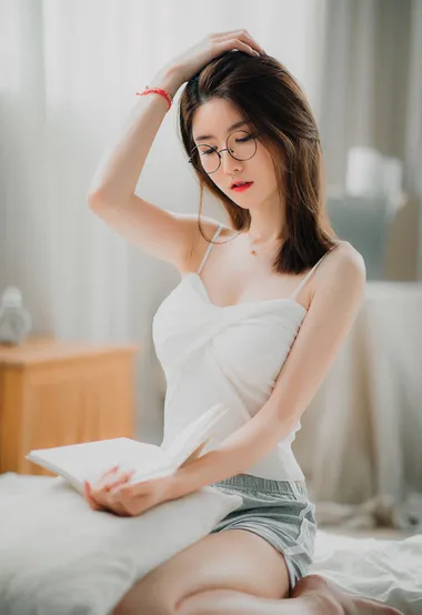 喜欢读书的气质女孩，吊带背心短裤眼镜美女性感私房写真
