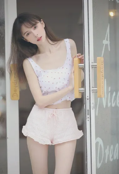 好漂亮的大眼睛美少女，就是太瘦了点！