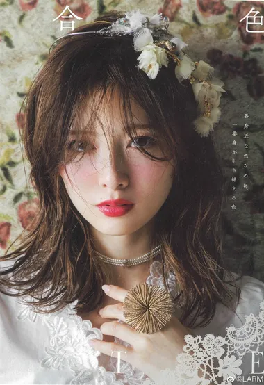 日本女星白石麻衣杂志写真图片，法式刘海造型很甜美