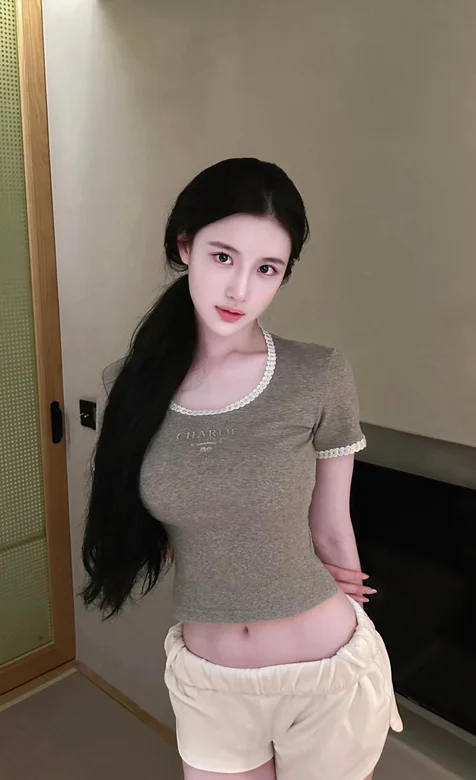 高颜值好看的美女小姐姐紧身T恤搭配黄色休闲短裤居家写真照片壁纸 – 高清 桌面壁纸 开放版权素材 免费下载 手机电脑