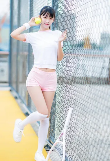 和小姐姐一起来打网球不？