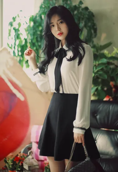 美腿美女，优雅美丽的白衫黑裙职业装美女私房写真图片