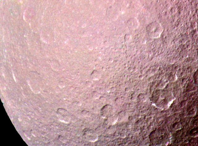 Saturn Moon Rhea – 高清 桌面壁纸 无版权可商用素材 免费下载 手机电脑通用背景图