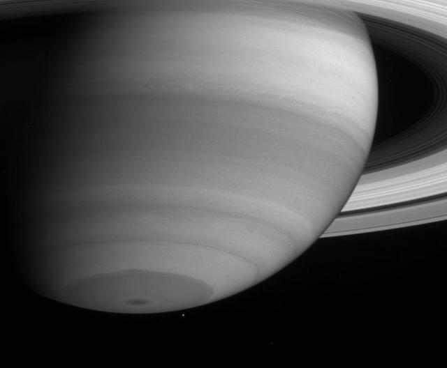 Moon under Saturn – 高清 桌面壁纸 无版权可商用素材 免费下载 手机电脑通用背景图