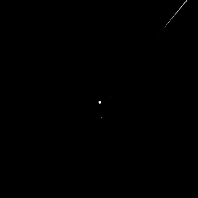 Moons off the Port Bow – 高清 桌面壁纸 无版权可商用素材 免费下载 手机电脑通用背景图