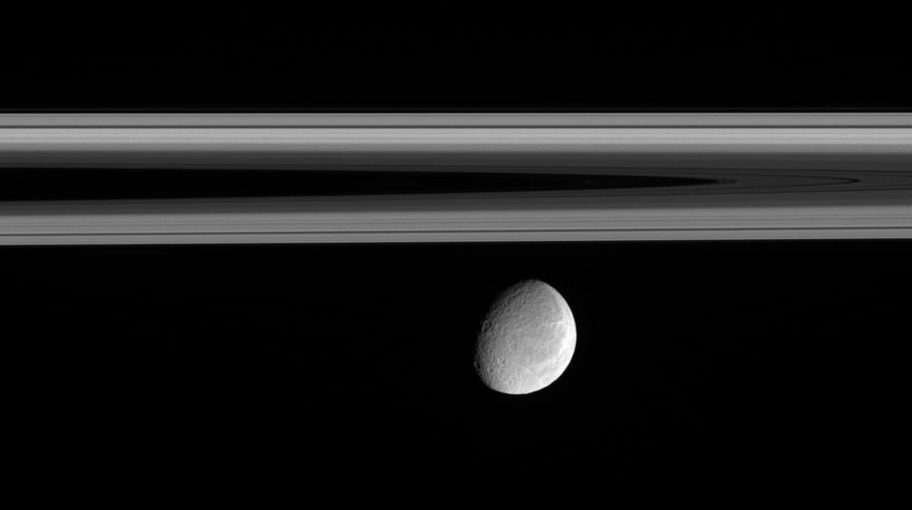 Sleek Rings, Rugged Moon – 高清 桌面壁纸 无版权可商用素材 免费下载 手机电脑通用背景图