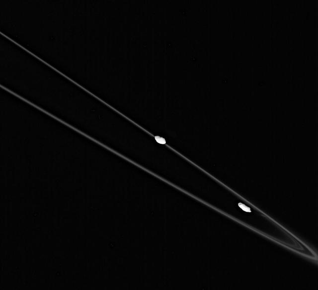 Close to the Shepherd Moons – 高清 桌面壁纸 无版权可商用素材 免费下载 手机电脑通用