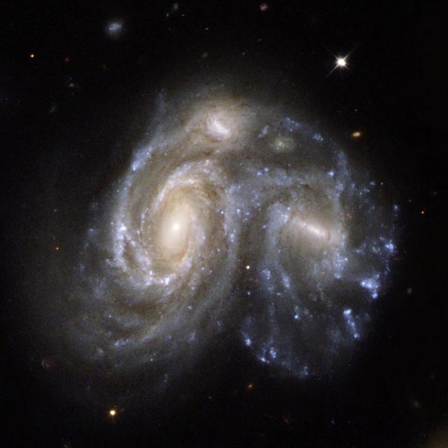 Collision Between Two Spiral Galaxies – 高清 桌面壁纸 无版权可商用素材 免