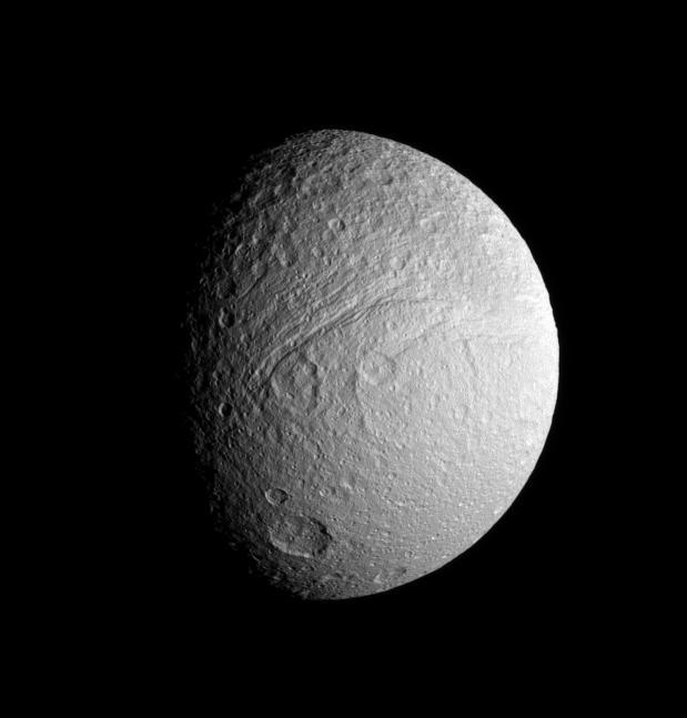 Icy Old Moon – 高清 桌面壁纸 无版权可商用素材 免费下载 手机电脑通用背景图
