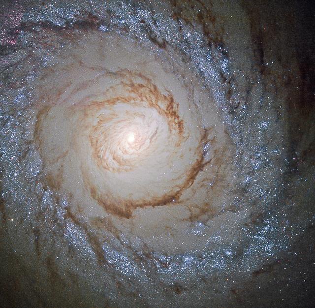 Starburst galaxy Messier 94 – 高清 桌面壁纸 无版权可商用素材 免费下载 手机电脑通用
