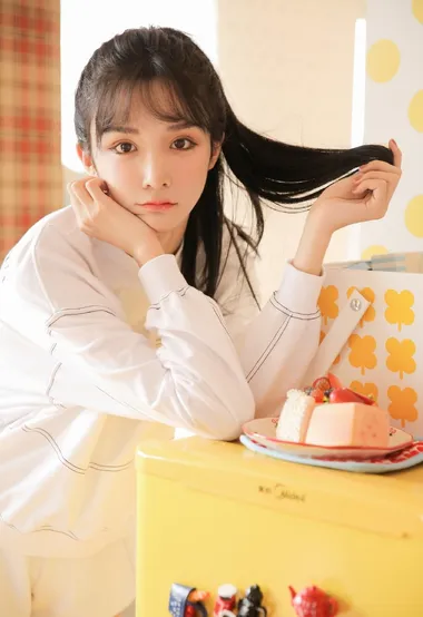 大眼睛，有卧蚕的清纯美少女白衣短裤运动装写真图片