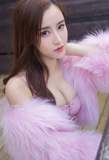 这是一件很有特色的大毛领，性感高颜值美胸美腿美女写真