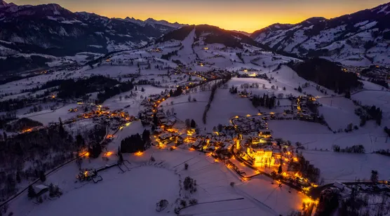 雪山村落黄昏夜景·唯美写实 冬季雪景宽屏电脑壁纸