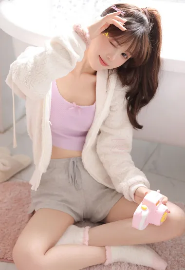 俏皮可爱，元气十足，满满胶原蛋白的粉嫩美女小姐姐写真