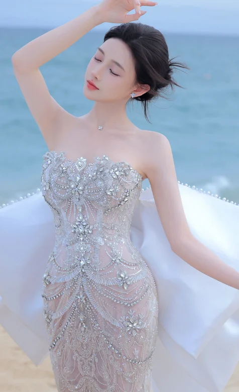 碧海蓝天，优雅邂逅！闭眸享受海风的抹胸裙美女写真手机壁纸图片 – 高清 桌面壁纸 开放版权素材 免费下载 手机电脑通