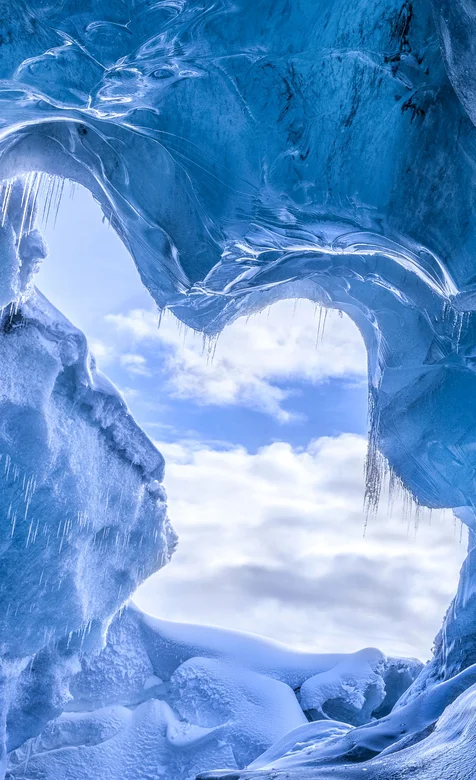 冰洞，雪山 冰天雪地 白云 唯美景色手机壁纸 – 高清 桌面壁纸 开放版权素材 免费下载 手机电脑通用背景图