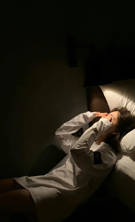 晨光中的慵懒时光，揉着眼睛，躺靠在床头的白衣女人寂寞手机壁纸 – 高清 桌面壁纸 开放版权素材 免费下载 手机电脑通