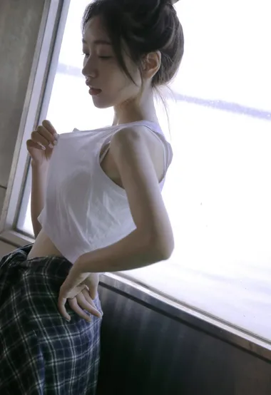 很清纯的穿白背心的少女写真套图