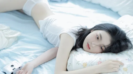 邻家少女，趴在枕头上的白衣内衣美少女私房写真壁纸