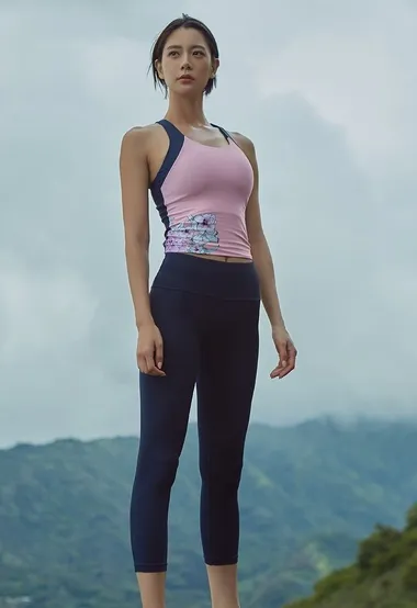韩国美女克拉拉紧身运动衣户外健身写真图片
