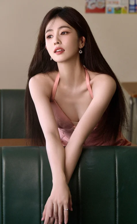 靠在沙发上的白鹿性感粉裙穿搭手机壁纸图片