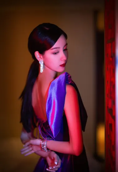 陈都灵露背装连衣长裙晚礼服唯美梦幻写真图片