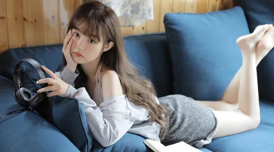 超可爱漂亮美腿萌妹子沙发写真桌面壁纸图片