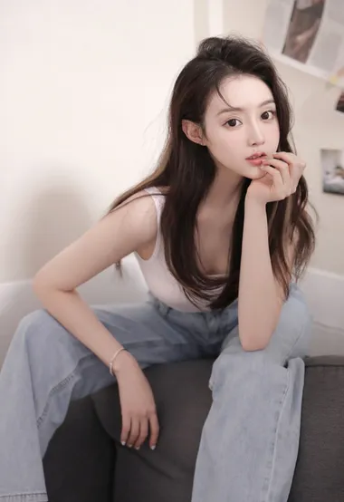 漂亮的瓜子脸网红脸小姐姐休闲背心牛仔裤居家写真照