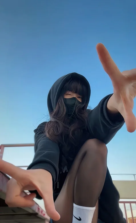 半蹲在地上，身着黑色卫衣，牛仔裤的酷飒女生手势手机壁纸图片 – 高清 桌面壁纸 开放版权素材 免费下载 手机电脑通用