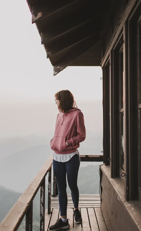 山顶木屋阳台站着看风景的欧美美女高清手机壁纸 – 高清 桌面壁纸 开放版权素材 免费下载 手机电脑通用背景图
